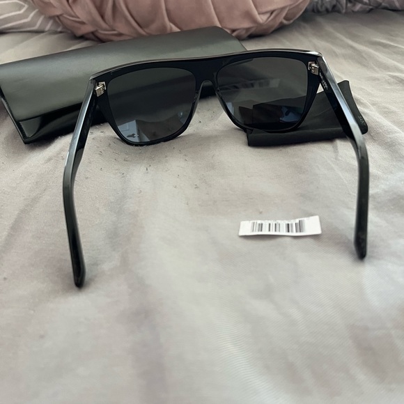 SAINT LAURENT
Saint Laurent SL1T 005 Flat Top Sunglasses - Picture 9 of 9